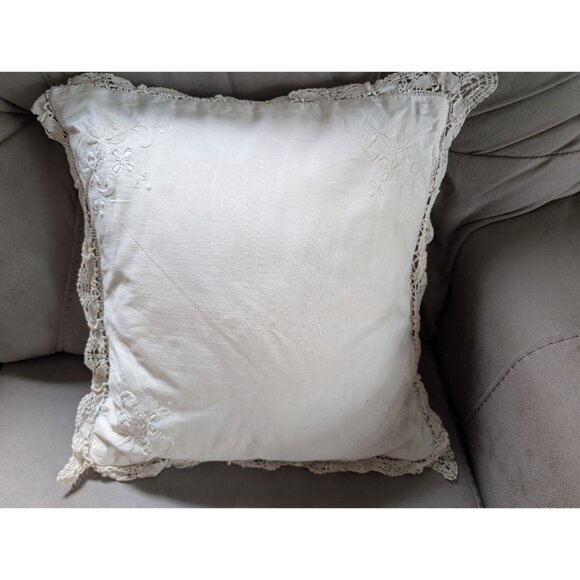 Vintage Ivory Throw Pillow With Embroidered Floral Design Crochet Trim 16"x16" - Picture 1 of 7